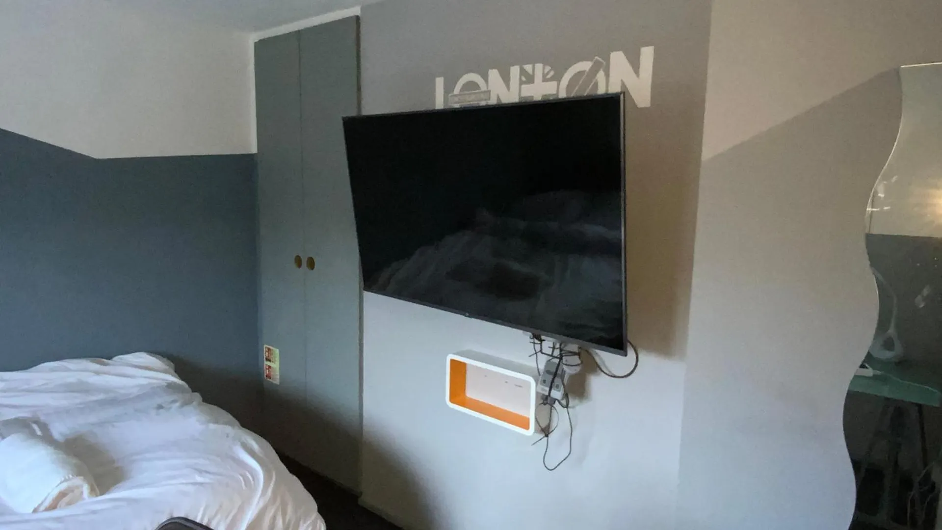 Гостевой дом Luxurious En-Suite Soft Water Air Conditioning Tv Etherium Лондон